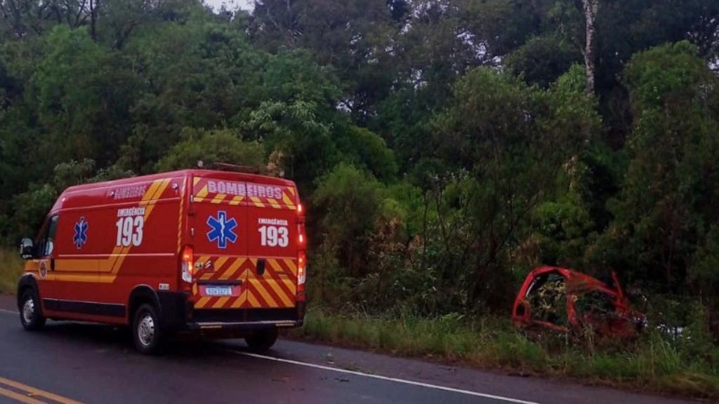 Adolescente é ejetada e morre após acidente entre carro e caminhão na