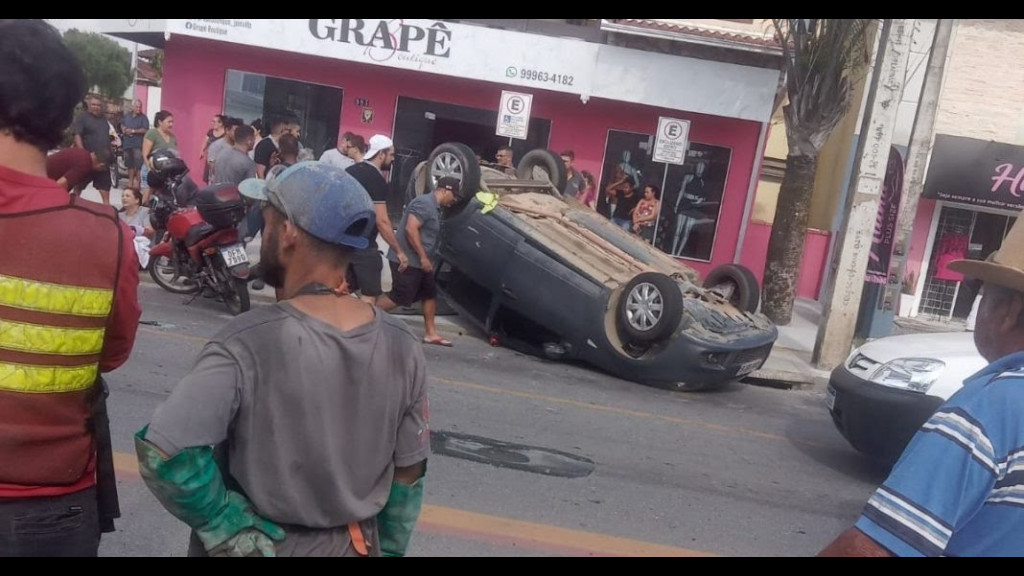 VÍDEO Carro capota após acidente e quase mata trabalhadores Jornal Razão