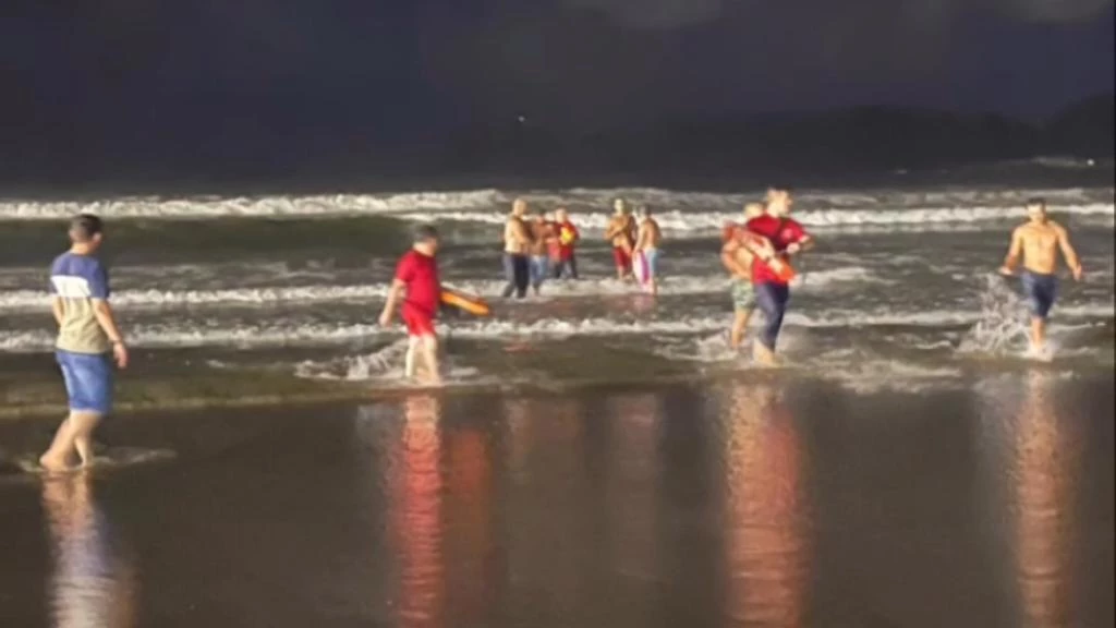 Grávida e dois homens são salvos de afogamento em praia de Itajaí