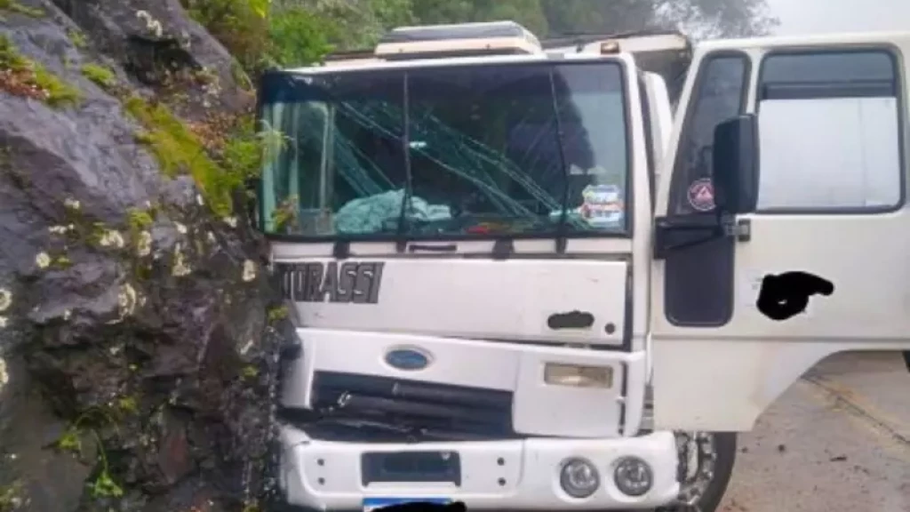 Motorista joga caminhão em barranco após ficar sem freio na Serra do Rio do Rastro