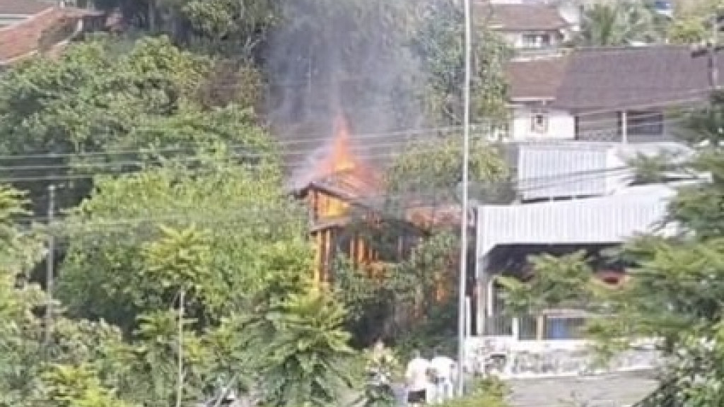 Incêndio de grandes proporções destrói casa em Blumenau