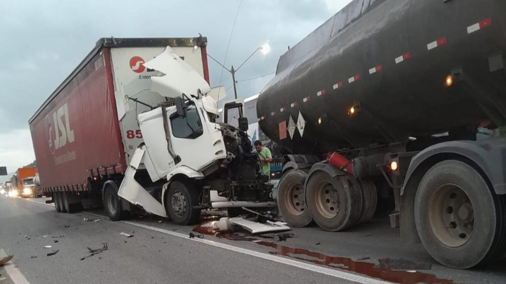 Engavetamento entre caminhões provoca congestionamento na BR-101, em Garuva