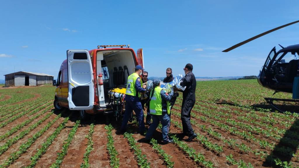 Cavalo cai sobre homem durante queda e vítima é socorrida de helicóptero