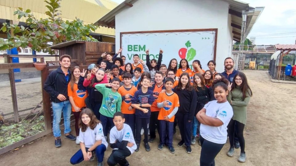 Participantes do "Programa Crescer” da Portobello visitam horta ecológica de Tijucas