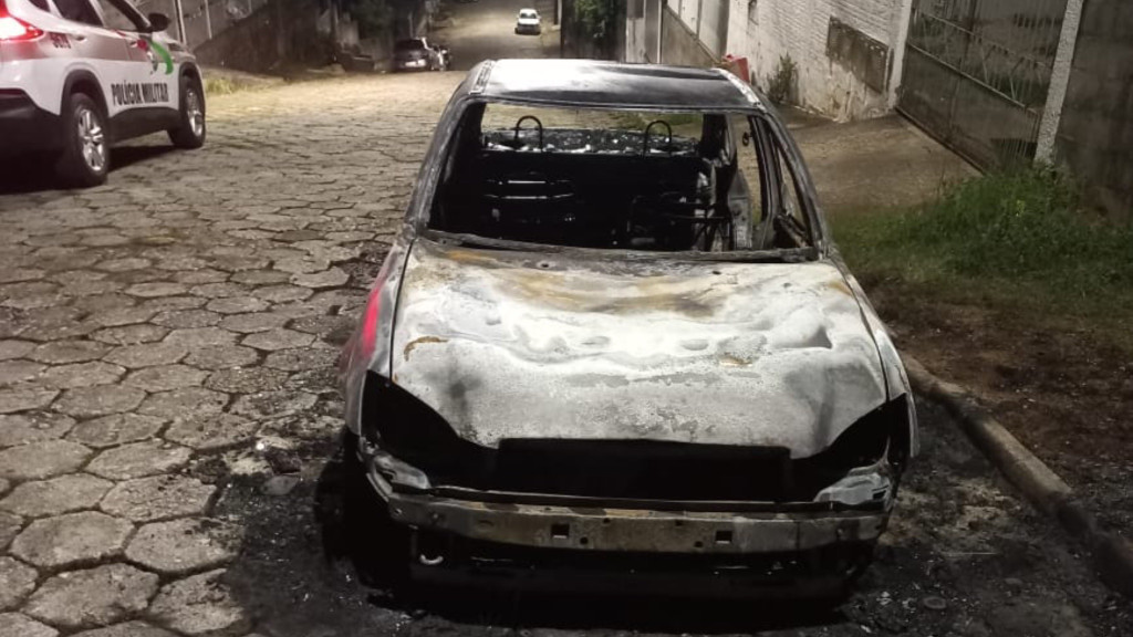 Jovem é morto a tiros em emboscada e assassinos incendeiam  carro em São José