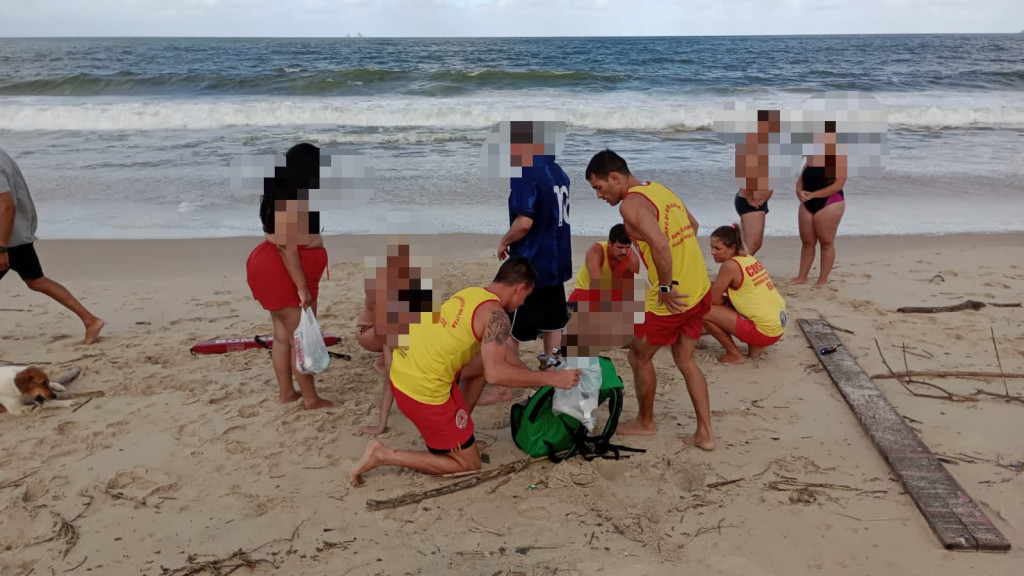 Adolescentes são resgatados de correnteza perigosa em praia de SC