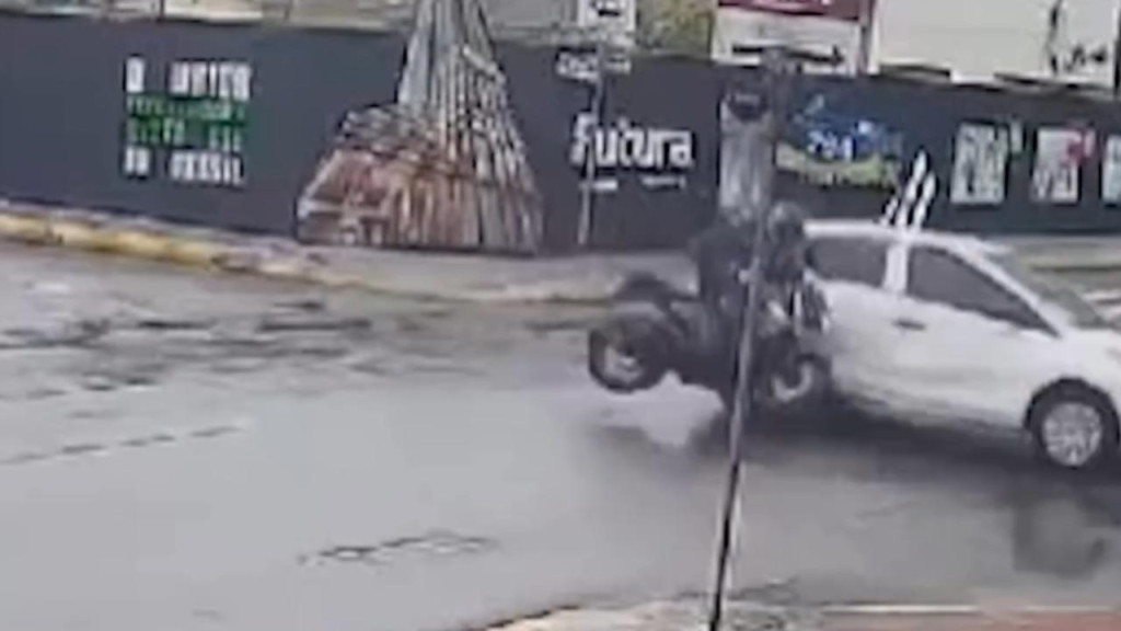 Motorista desrespeita sinalização, causa acidente com motociclista e foge em Itapema