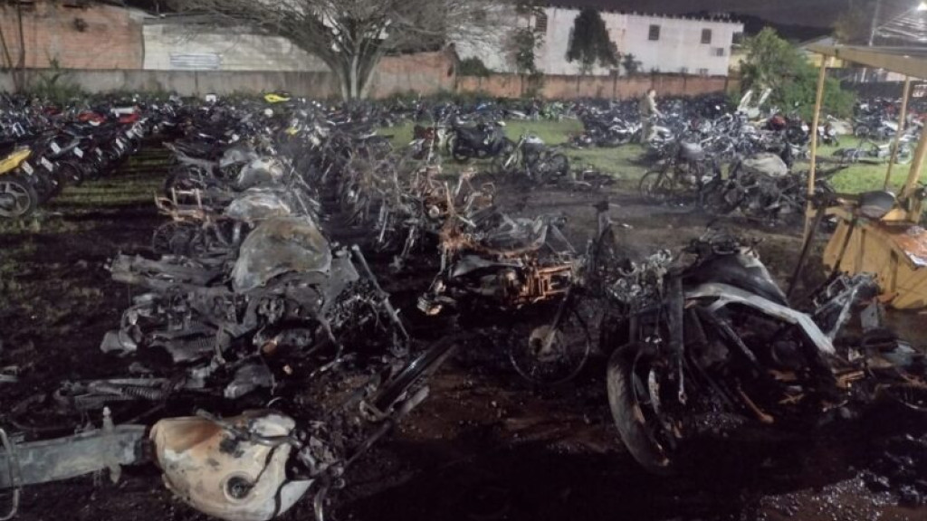 Homem incendeia 50 motocicletas em pátio do DETRAN em Camboriú