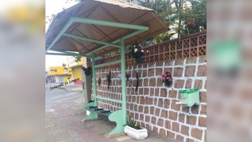 Morador decora ponto de ônibus com flores e encanta passageiros em Joinville