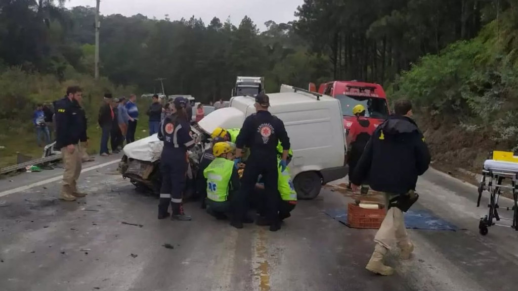 Carro invade contramão e bate de frente com ambulância na BR-282