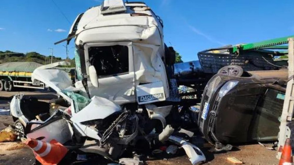 Carreta de Tijucas sofre acidente com óbitos em rodovia de MG