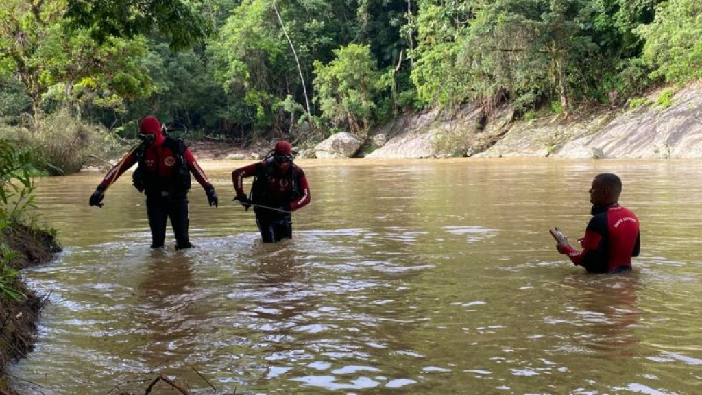 Família aguarda pelo resgate do menino de três anos desaparecido em rio de SC