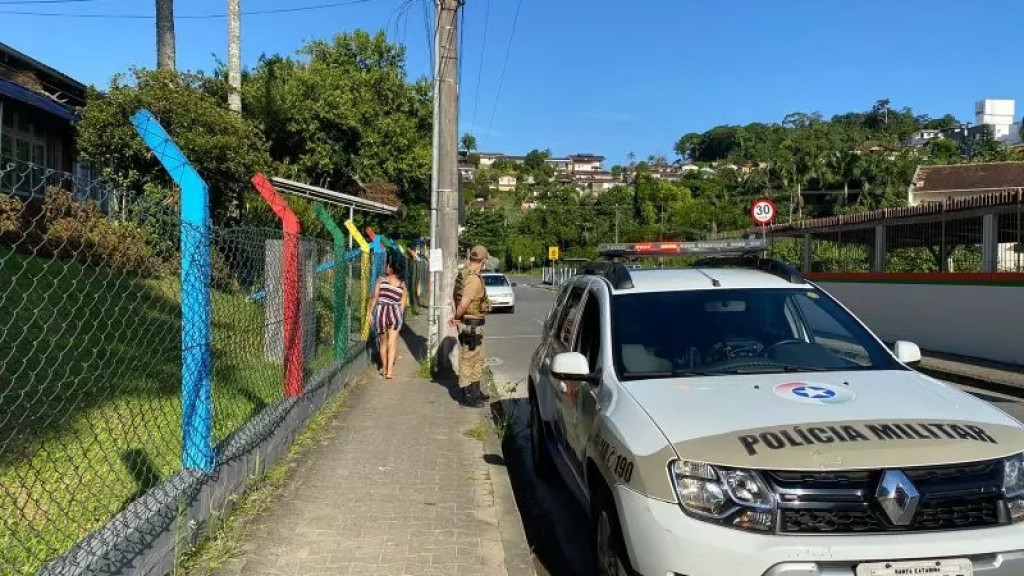 Criminoso em 'saidinha' chama estudantes para 'matinho' ao lado de escola