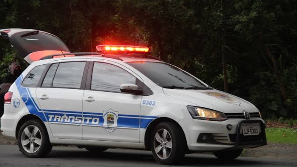Motorista bêbado fica ferido após colidir contra veículos estacionados em Blumenau