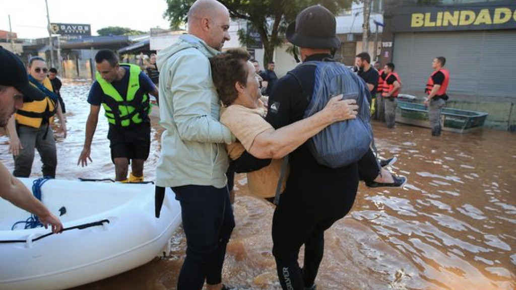 'Sozinha e sem Luz': Idosa de 86 anos é resgatada de enchente no RS