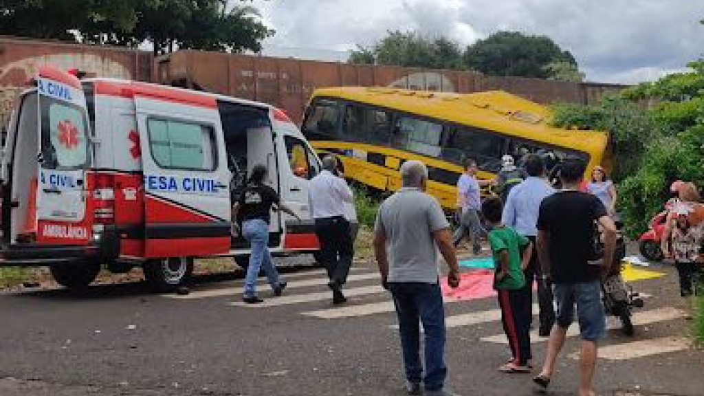 Acidente entre trem e ônibus escolar deixa duas crianças mortas e seis em estado grave