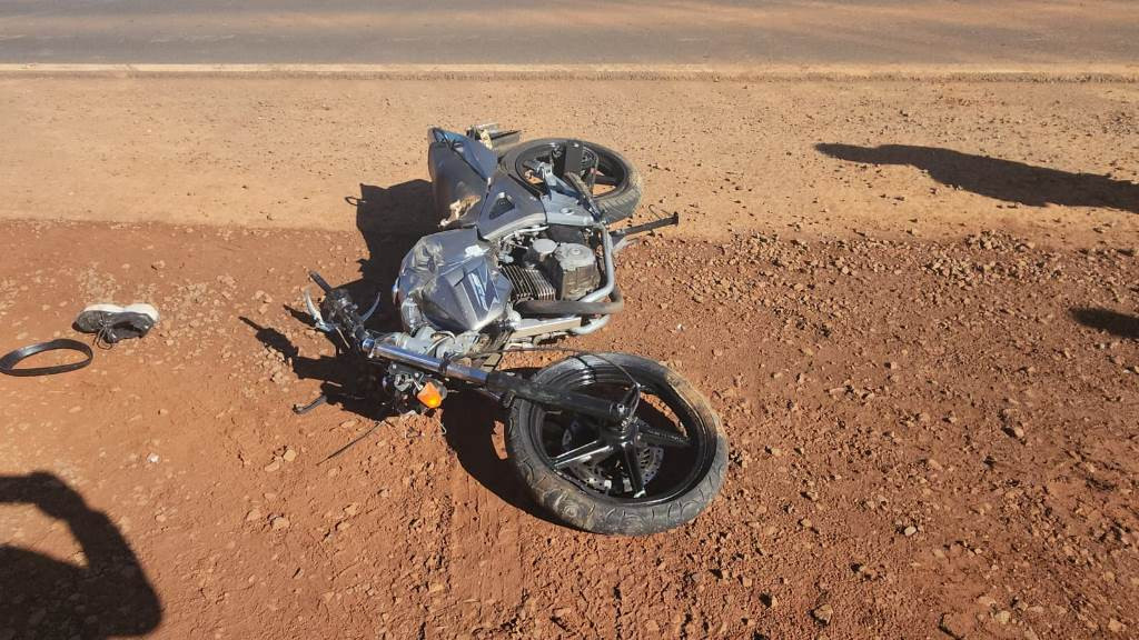 Acidente envolvendo motocicleta e caçamba deixa ferido grave na BR-282