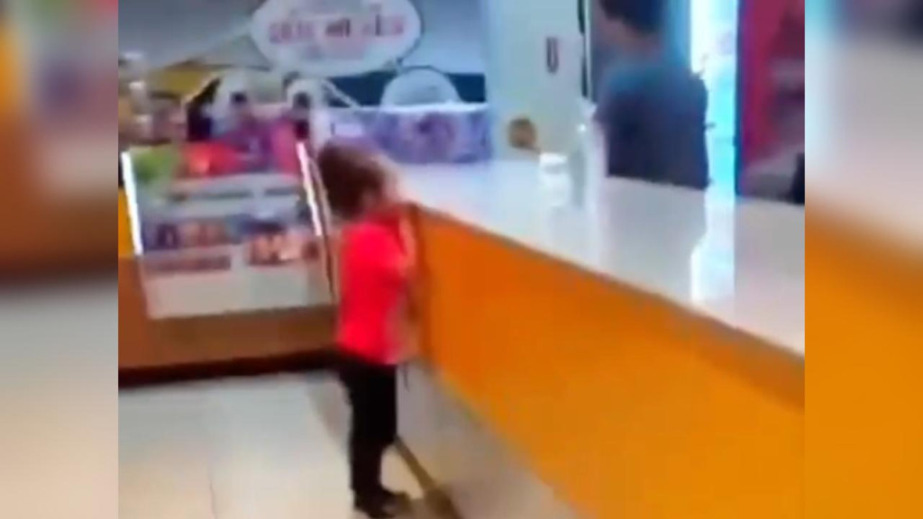 Mãe de menina autista ameaça trabalhadora em cinema por não vender pipoca ‘no pix’