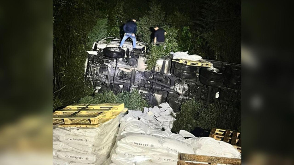 URGENTE: Caminhão cai em ribanceira no Morro dos Cavalos