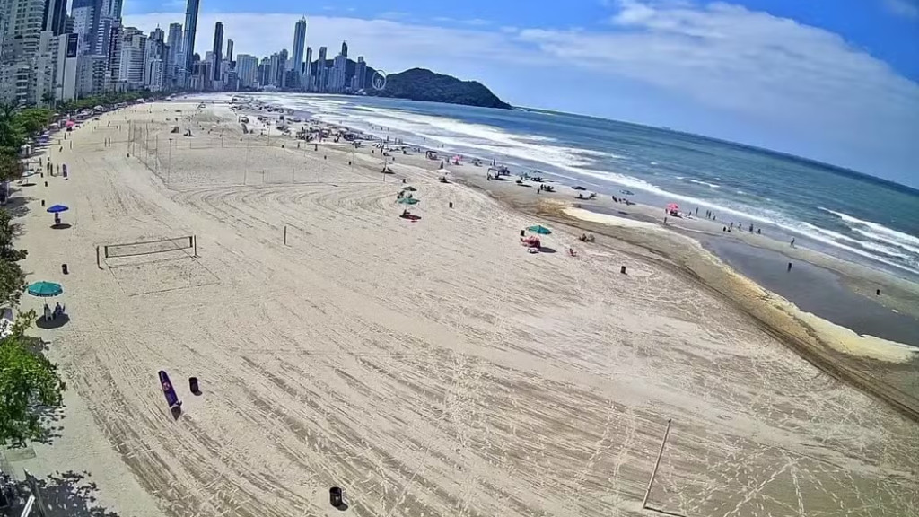 Piscinas naturais reaparecem na Praia Central de BC após alargamento da faixa de areia