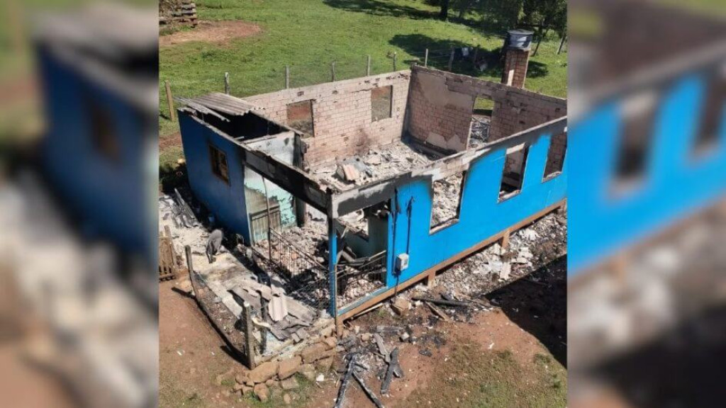 Incêndio destrói casa e mata idosa em SC; duas pessoas ficam feridas