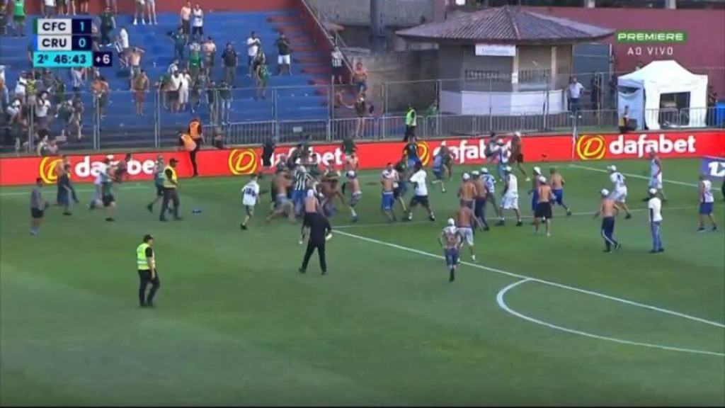 PANCADARIA: Torcidas de Coritiba e Cruzeiro invadem campo e brigam em final de jogo
