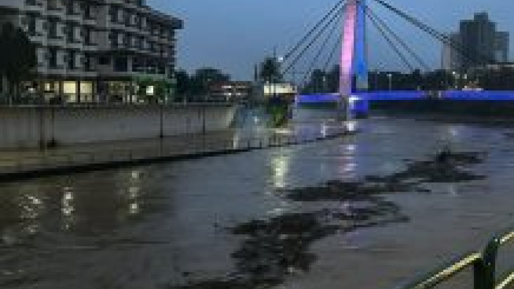 Rio Itajaí-Mirim sai da calha e pode causar alagamentos em Brusque