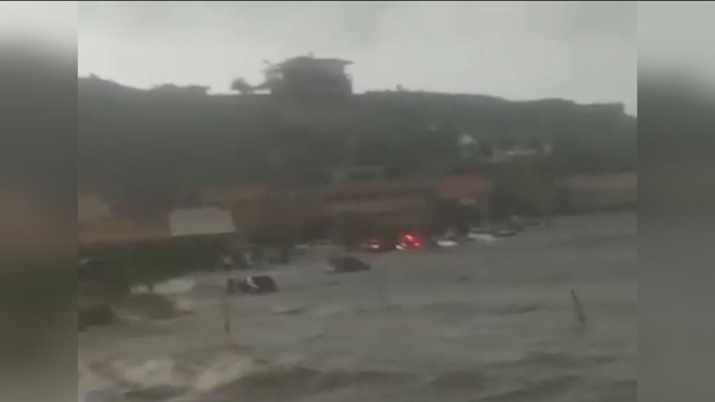 AGORA: Mar invade a praia e carros são arrastados pela água em SC