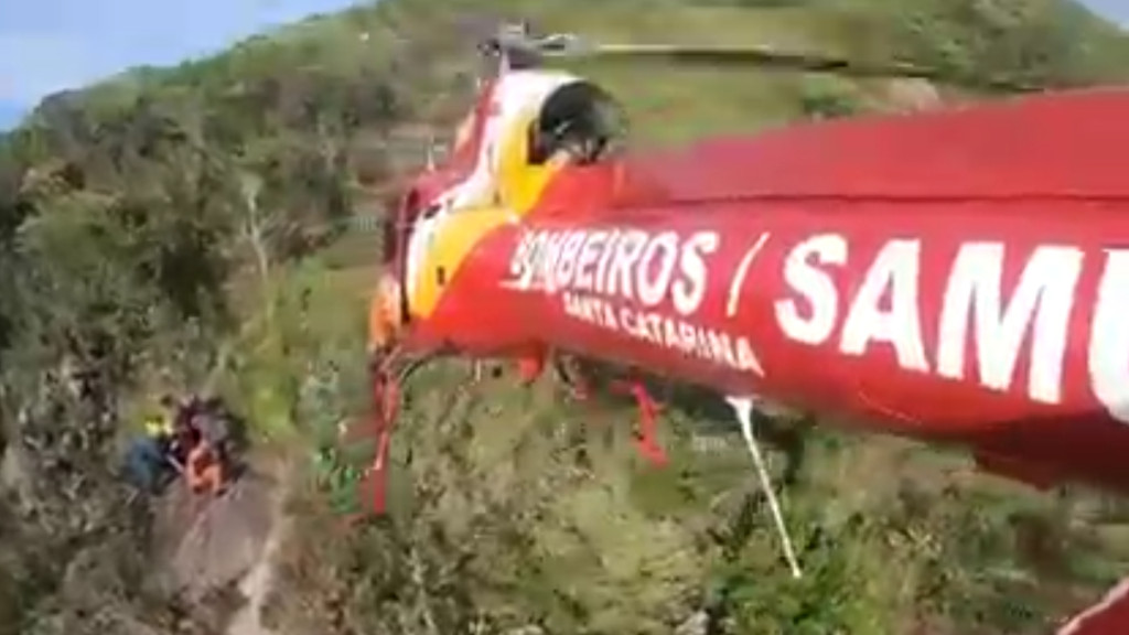 Adolescente é resgatada de helicóptero após lesionar joelho em trilha de Florianópolis