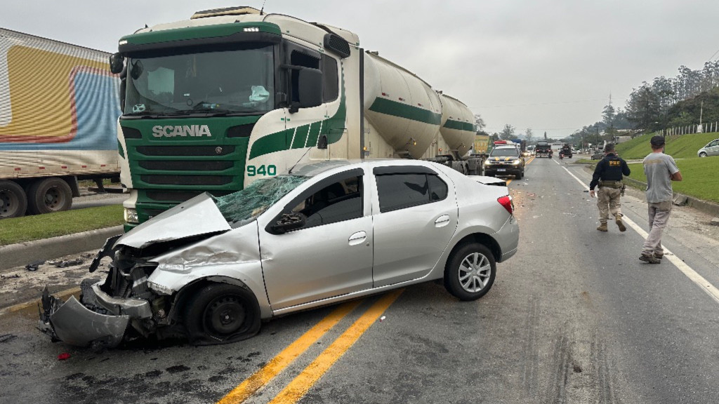 Motorista fica entre a vida e a morte após acidente com 4 veículos em Blumenau