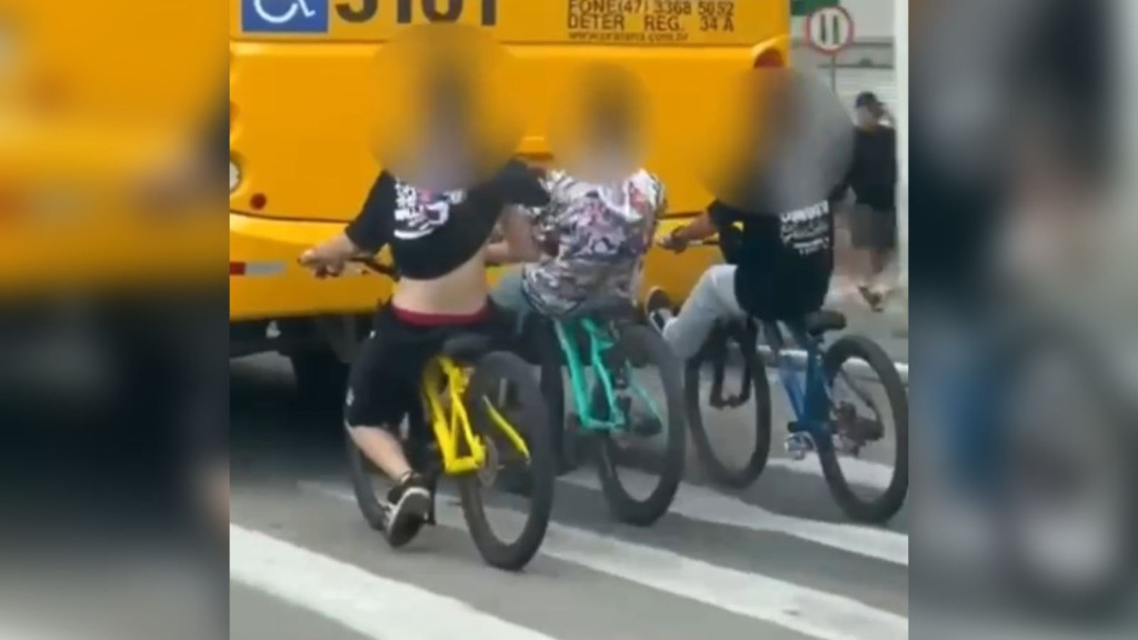 Jovens arriscam a vida de bicicleta pegando "rabeira" de ônibus em Itapema