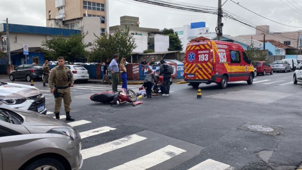 Acidente de trânsito no centro de Itajaí deixa mulher gravemente ferida