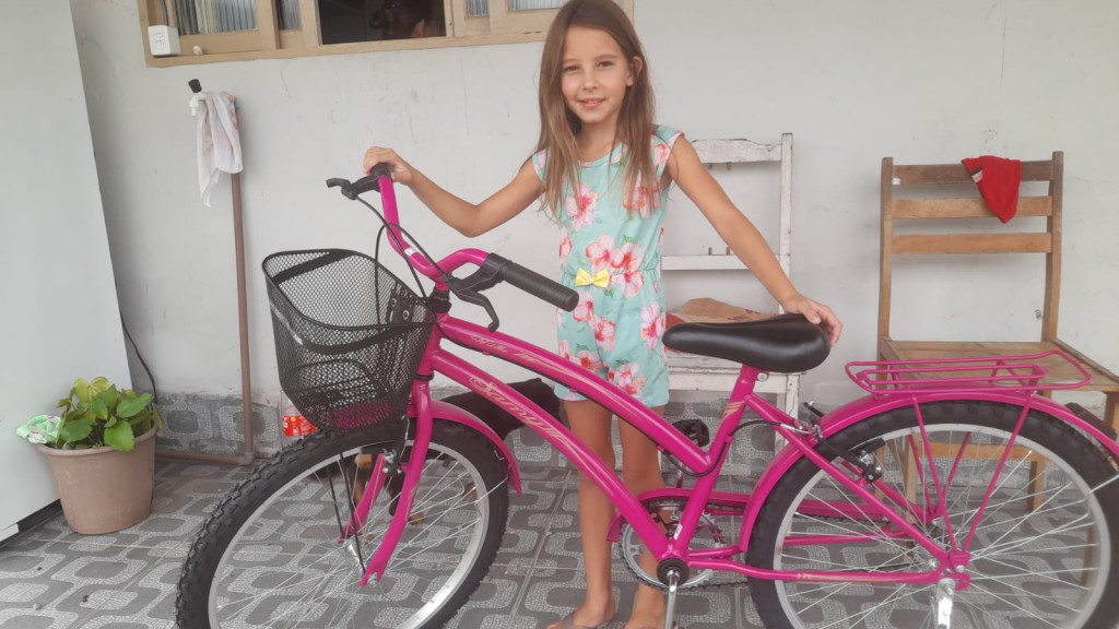Empresário doa bicicleta e realiza sonho de menina de Tijucas