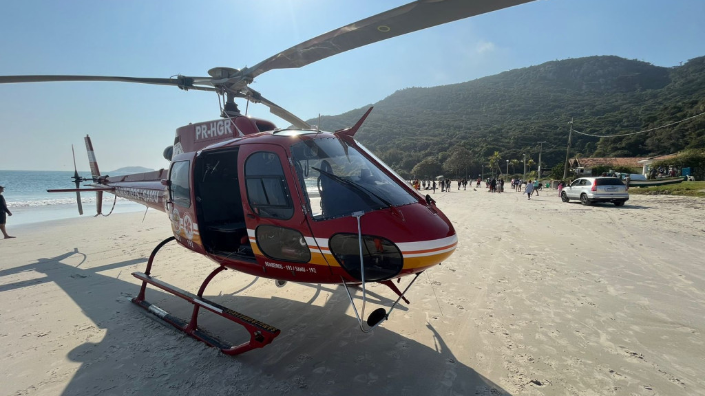 Pescador precisa ser resgatado de helicóptero após levar choque em praia da Capital