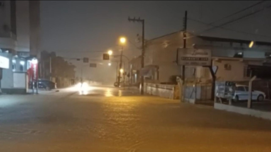 Chuva intensa causa alagamentos em São João Batista