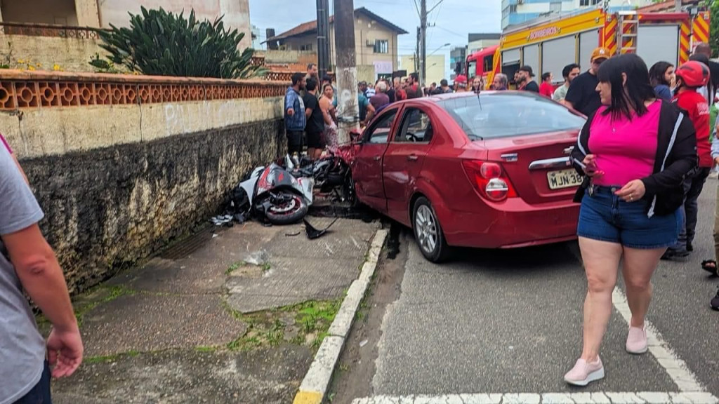 VÍDEO: Polícia investiga morte de motociclista em acidente "estranho"