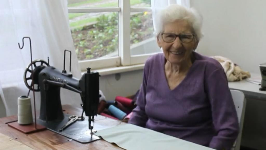 Costureira de 95 anos e 72 anos de profissão compartilha segredos de longevidade
