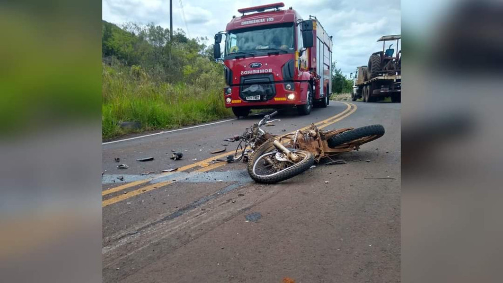 Homem morre após acidente entre moto e caminhão na SC-482