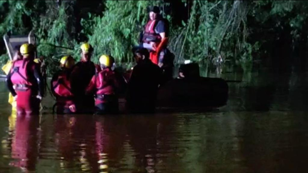 Duas pessoas morrem após carro cair dentro de rio em Taió