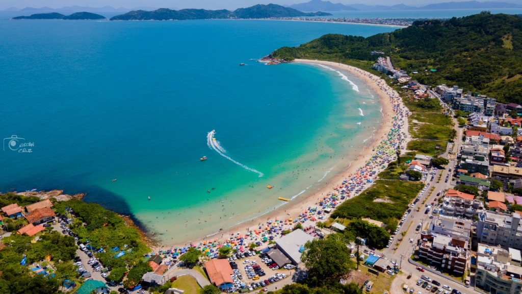 Praias de Bombinhas são destaque internacional e garantem selo Bandeira Azul