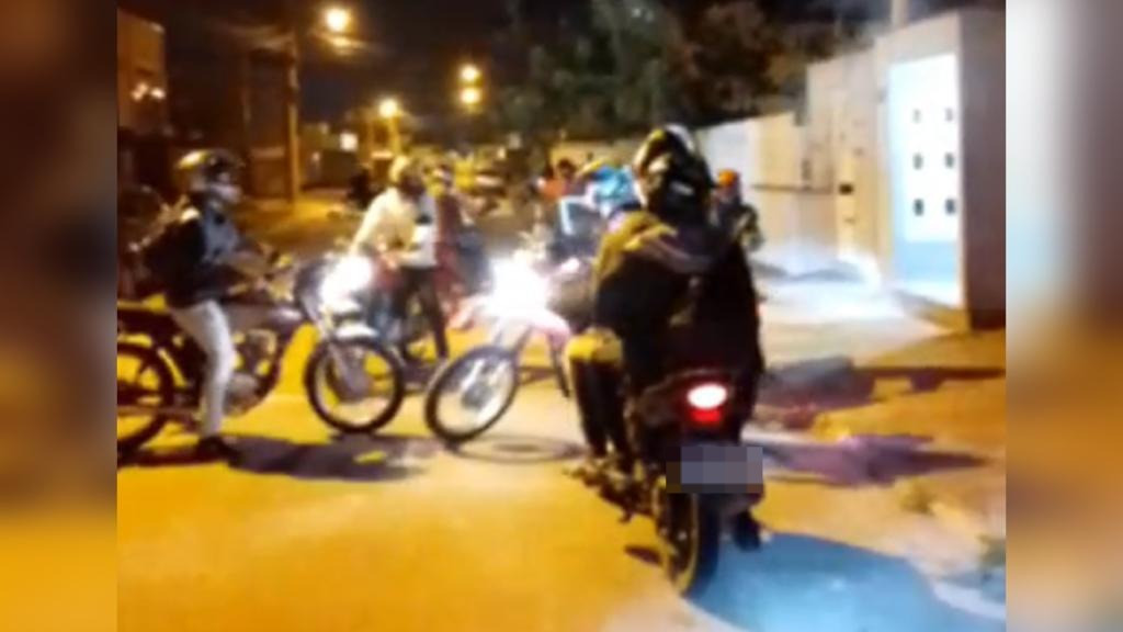 Motoboys fazem buzinaço na porta de casal após golpe do falso Pix, em Tijucas