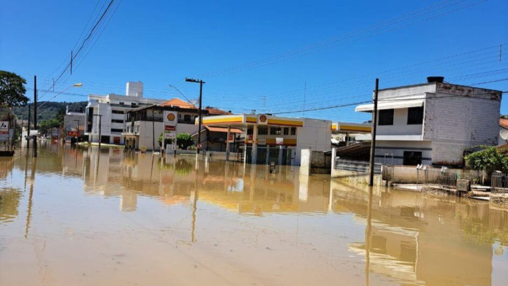 Cidades vivem enchente mesmo sem chuva no Alto Vale do Itajaí