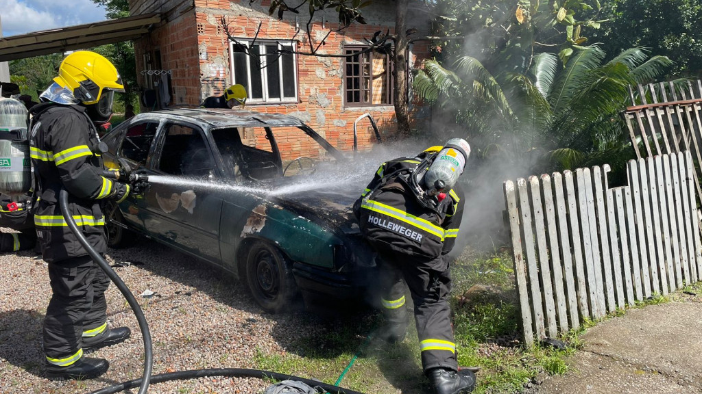 Incêndio em veículo é controlado por bombeiros em Tijucas