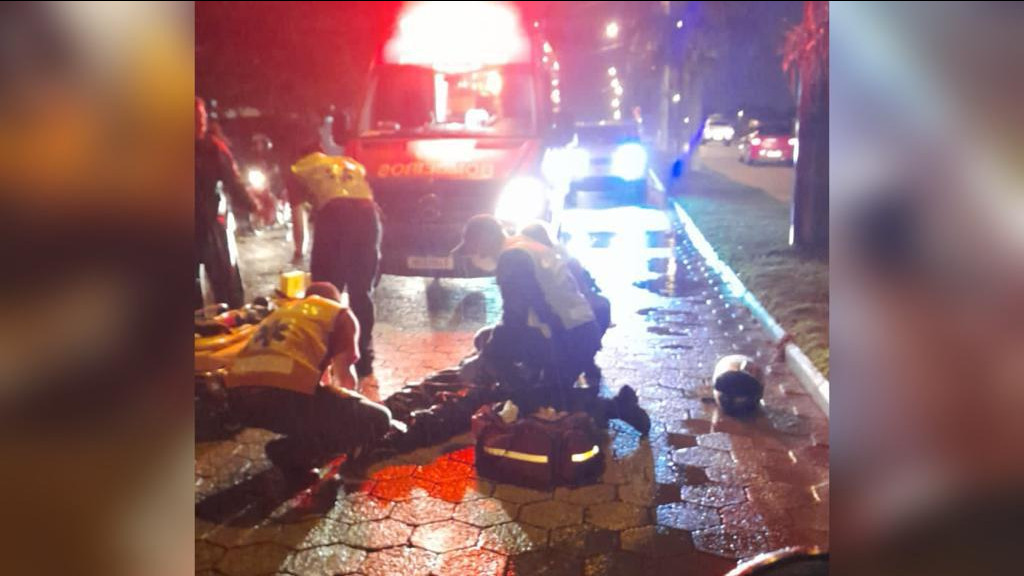 Motociclista fica ferido após bater em cachorro que atravessava rua, em Tijucas