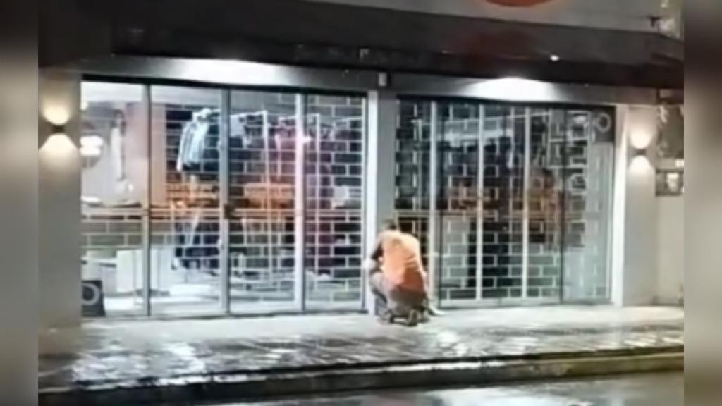 Entregador de gás faz oração por morador de rua em Tijucas