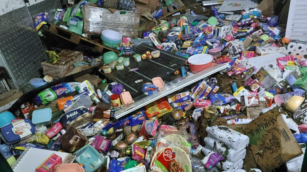 Comerciante tem mercearia destruída após rio transbordar em SC: “desesperador”