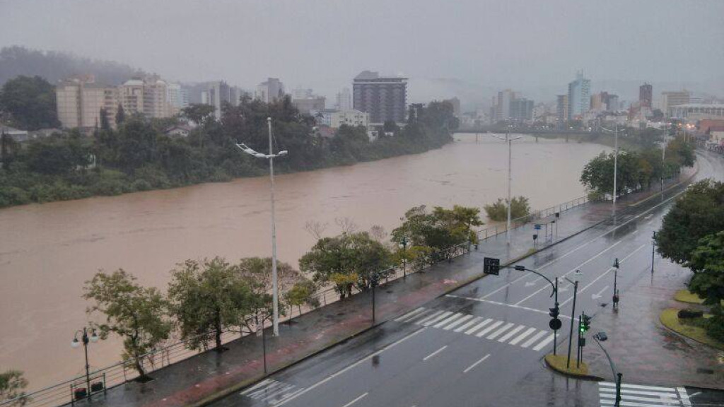 Blumenau terá enchente durante a madrugada, alerta prefeito: "até 9 metros"