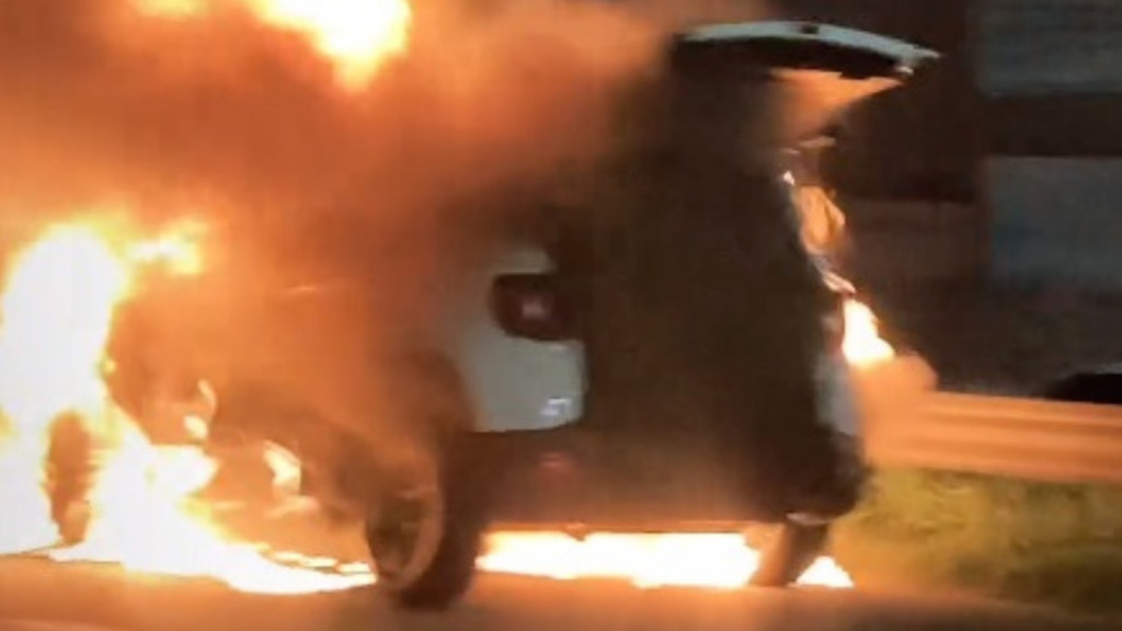 Incêndio consome veículo na BR-101, em Palhoça
