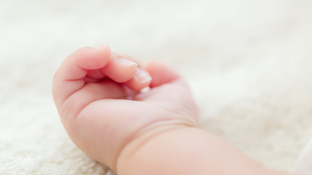Bebê de seis meses morre após se engasgar com leite em creche