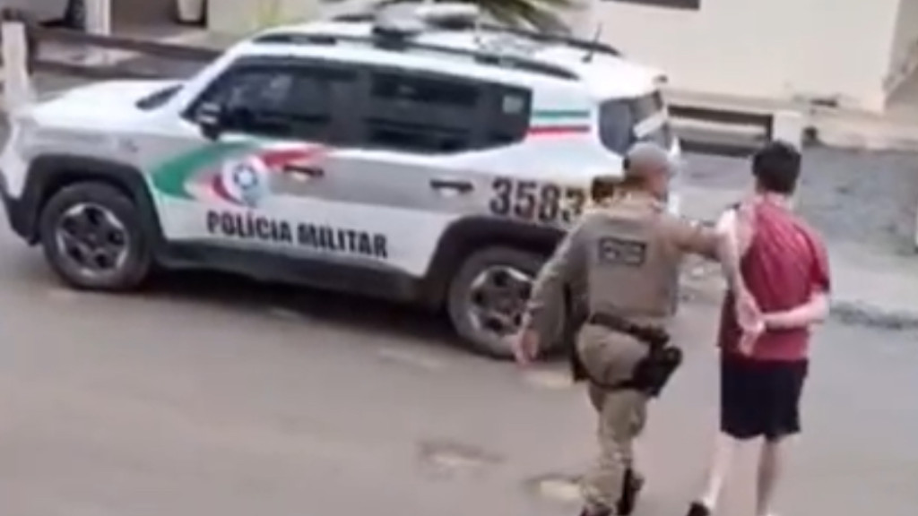 Homem é preso após chamar policiais de macacos, em Santa Catarina: "sou influencer"